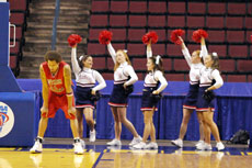 John Oden, of University of Southern Indiana, catches his breath while his team´s cheerleaders show their support.