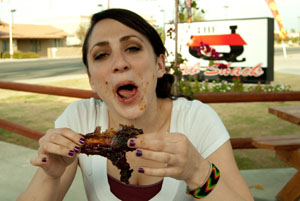 Editor-in-chief Leia Minch enjoys a beef rib during a visit to The Q Rib Shack located on Rosedale Highway on Oct. 12.