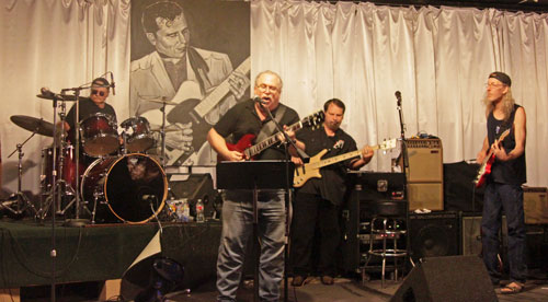 Blues musicians jam with public at Trouts