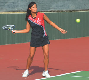 Men’s and women’s tennis start in opposite directions  