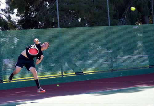 Men’s tennis beats Pierce 5-4, women can’t find rhythm 