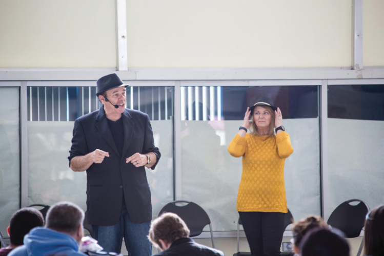 Mentalist eases minds for students