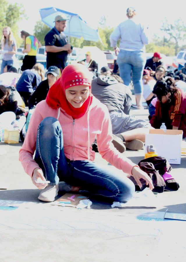 Stockdale+High+School+student+Eesha+Sohail+smiles+as+she+works+on+her+chalk+art+piece+at+the+local+Via+Arte+event.