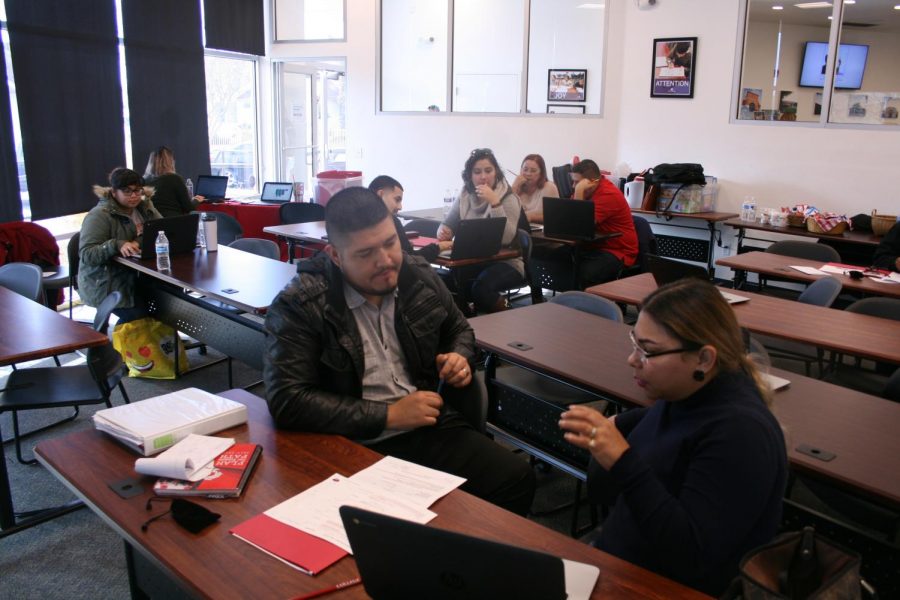 A Bakersfield College Advisor works with a Shafter student who is enrolling at Shafter’s Second Express Enrollment Date at the Shafter Learning Center 