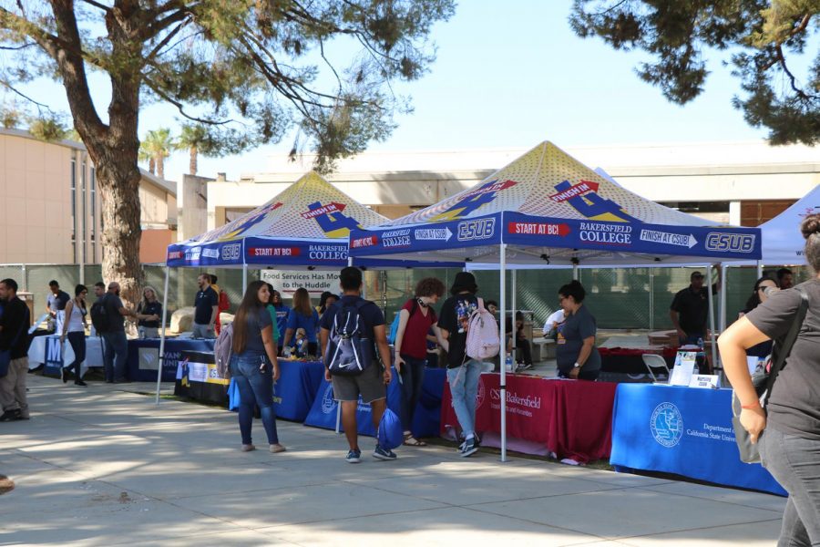 Bakersfield+College+students+speaking+with+representatives+from+various+universities+including+CSUB+at+the+huddle+on+Sep.9.+