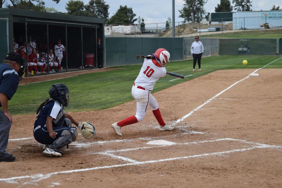 Shortstop+Shelbie+Valencia+gets+a+hit+against+Citrus+College.