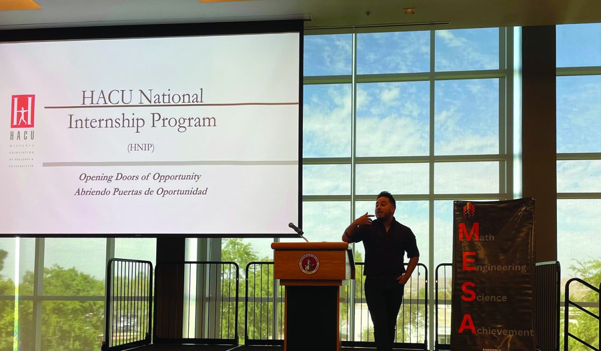 Andres Burgos presents HNIP opportunities to MESA students. 